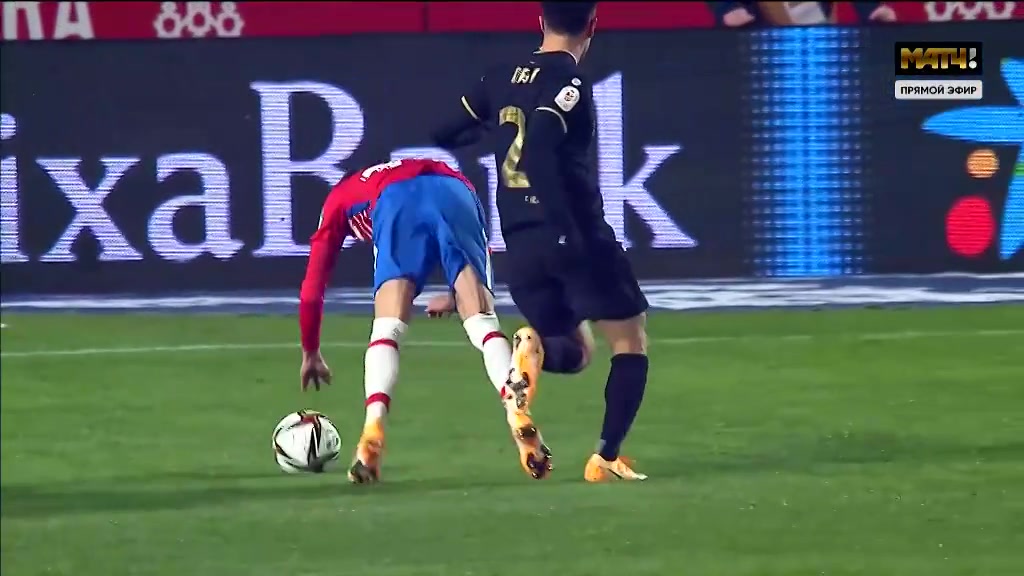 德斯特禁区内送点 格拉纳达闪电点射扳平