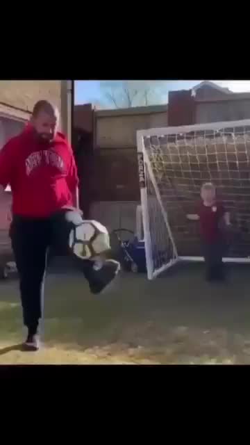 华丽倒钩！勇猛扑救！父慈子孝！足坛楷模！