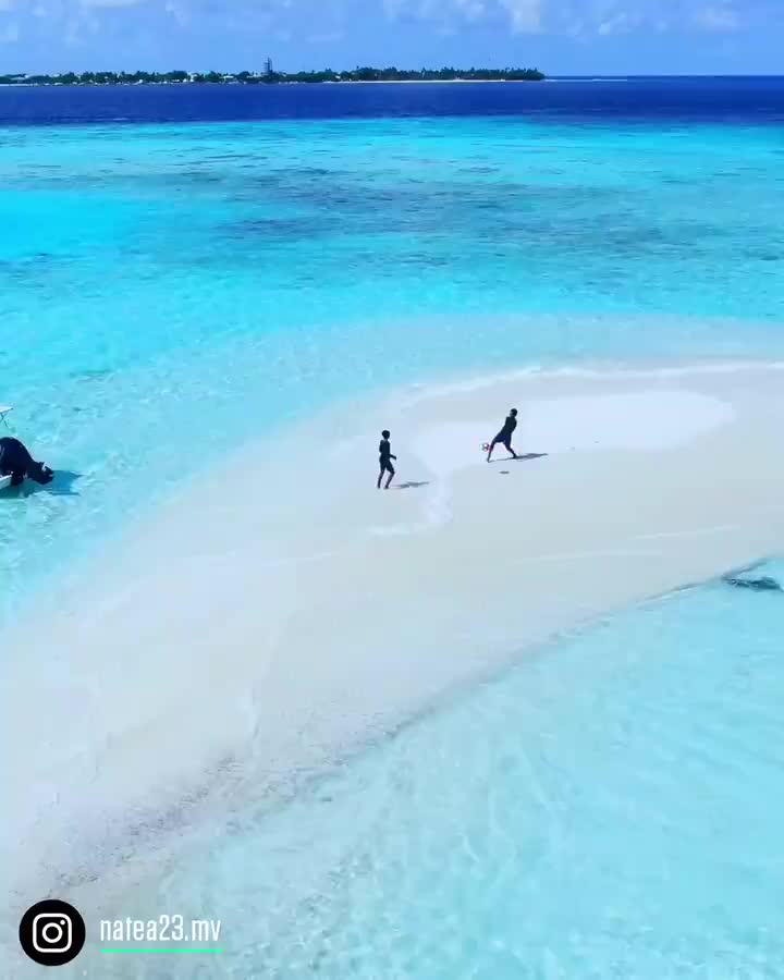 梦幻场地！两兄弟在马尔代夫海边踢足球