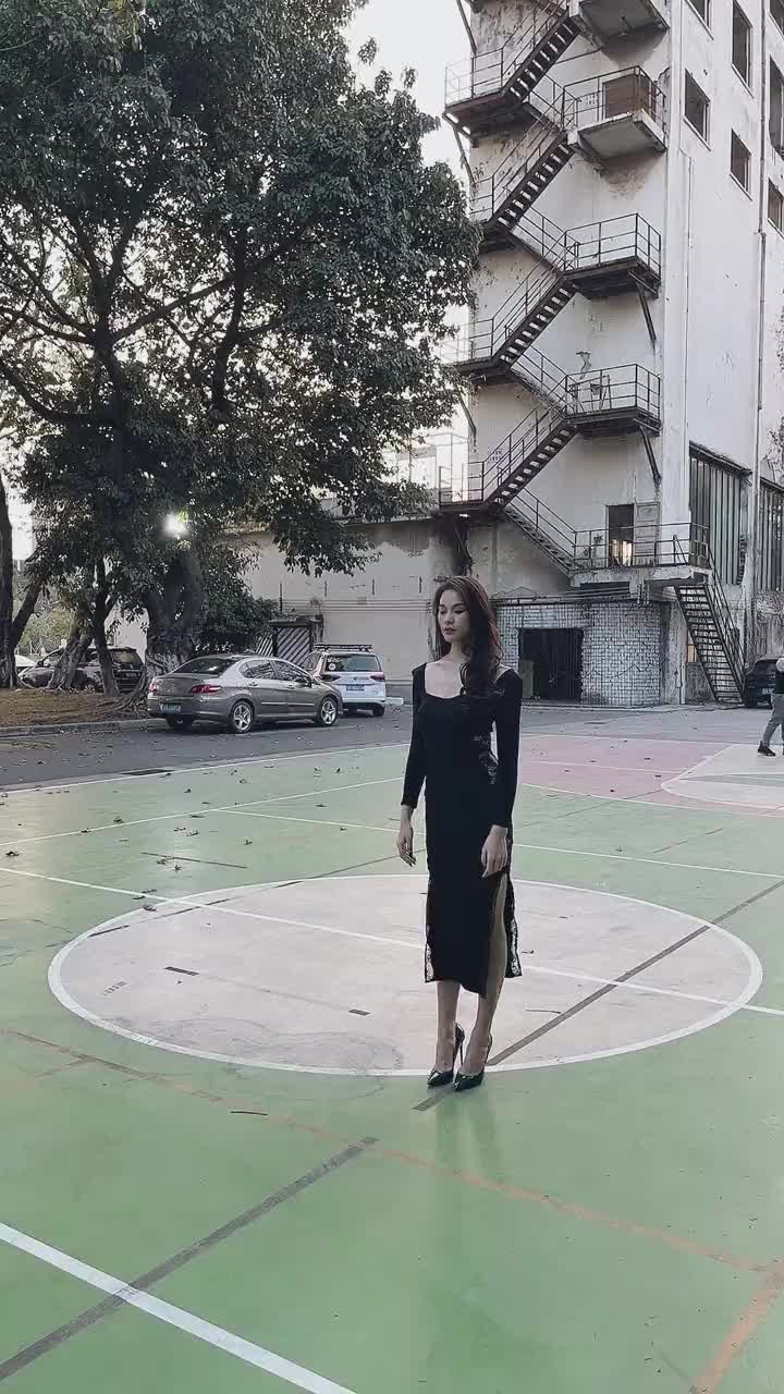 大姐姐：这个身高可以打中锋吗？