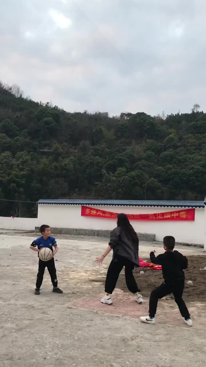 厉害了！妹纸过年回家血虐小朋友