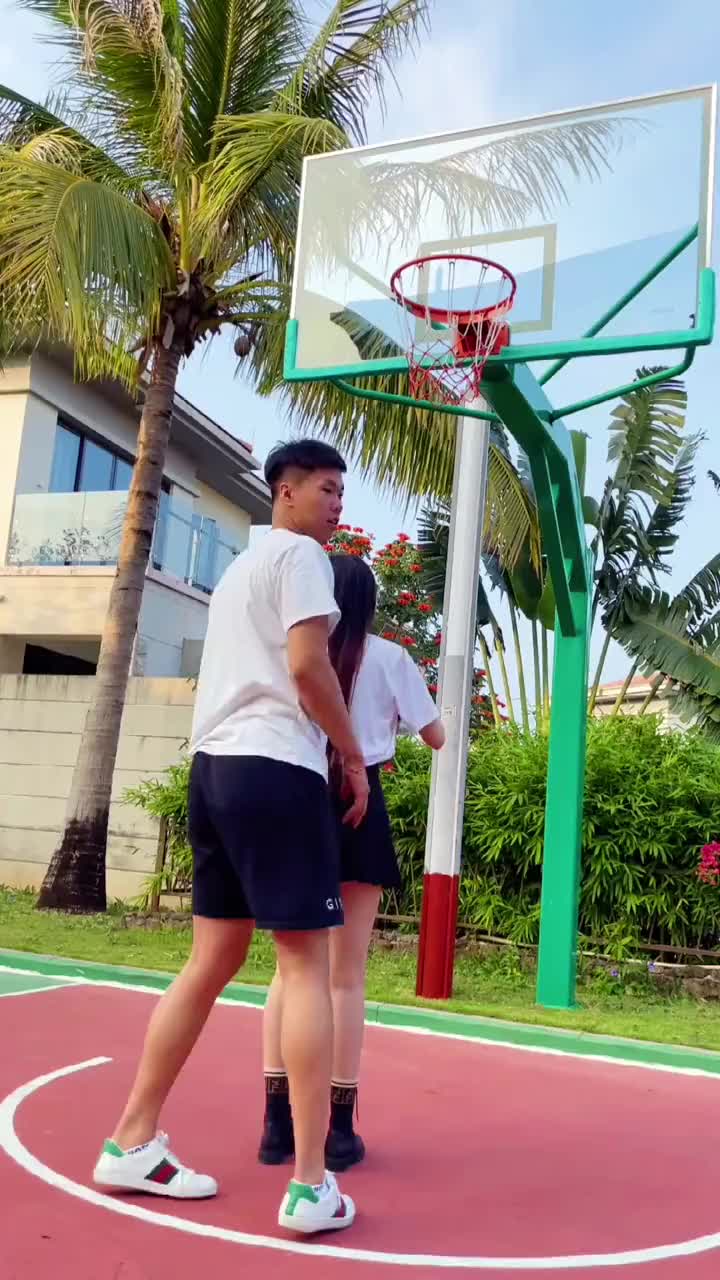 最后摔了？小哥哥抱着小姐姐扣篮好幸福