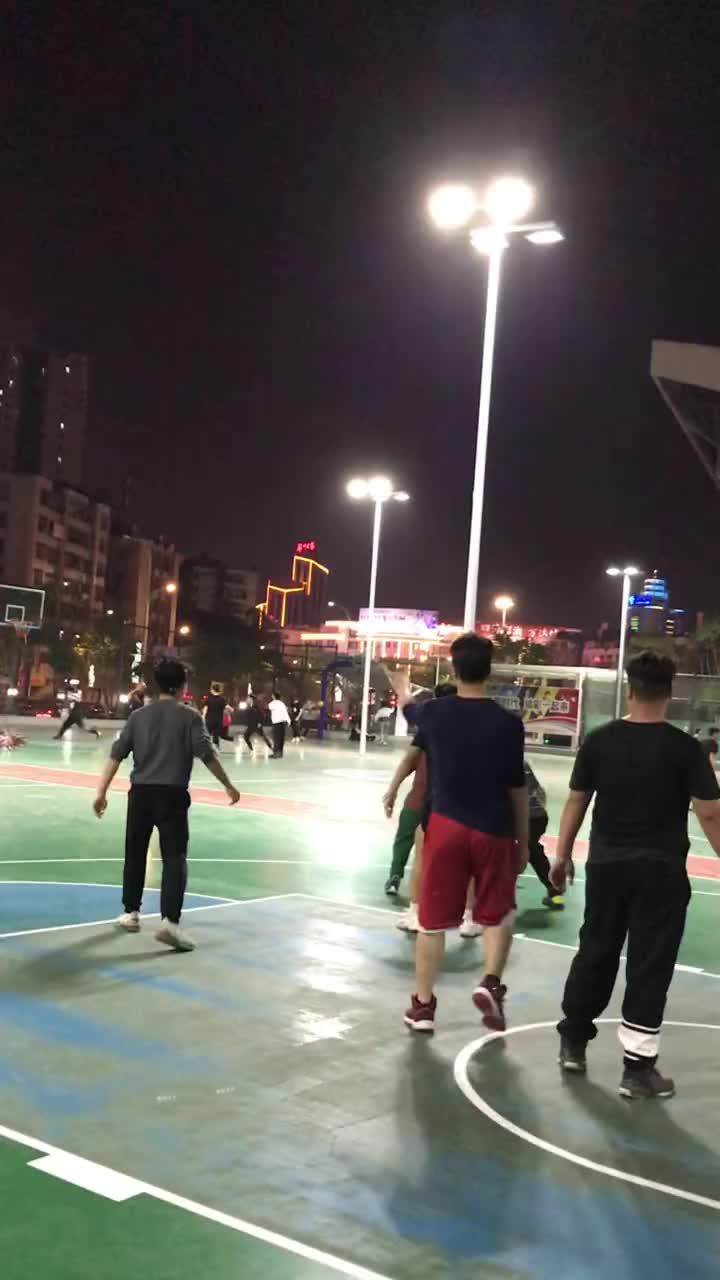 小姐姐单手突破上篮厉害吗？