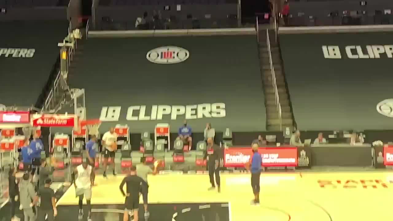 乔治今日赛前参加投篮训练 看起来精神状态不错