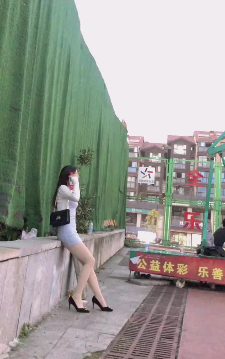 场边有位妹纸 场上会加强对抗吗？