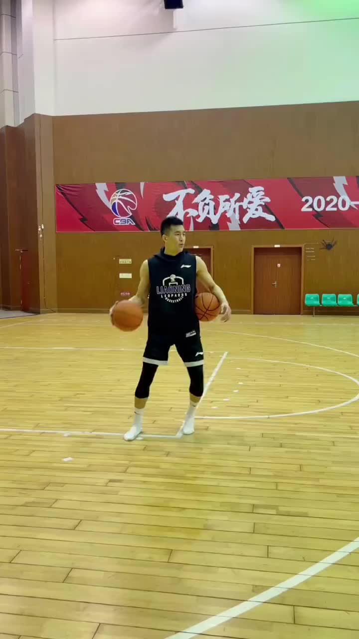 秀不秀郭艾伦光脚运球