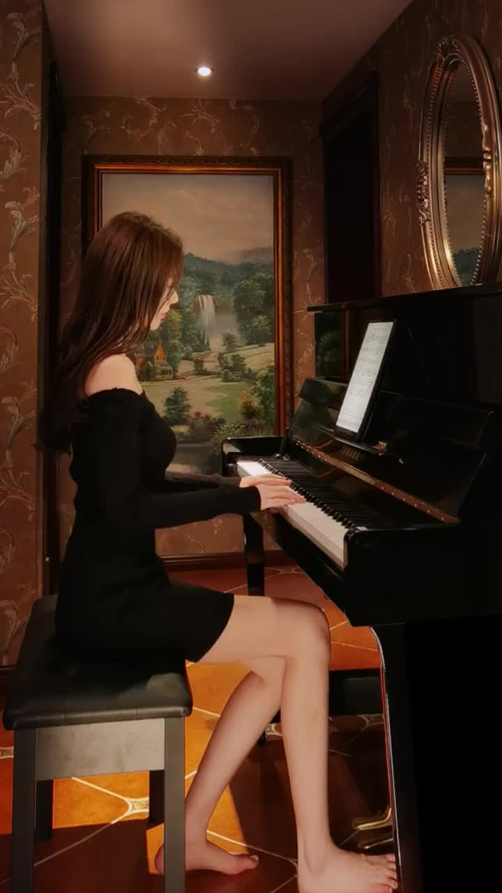 美女钢琴演奏追梦人