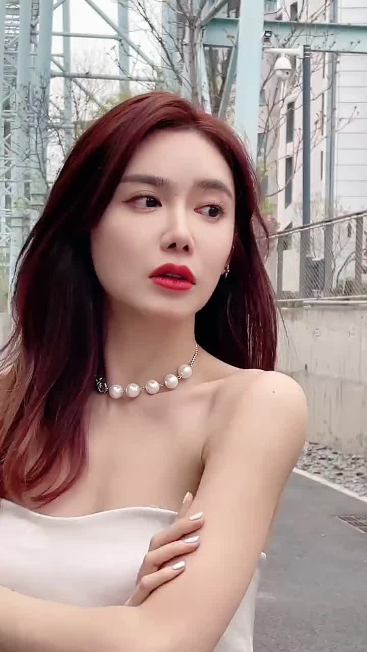 看到腿毛了吗?美娜:姐姐嘴甜还爱穿拖鞋