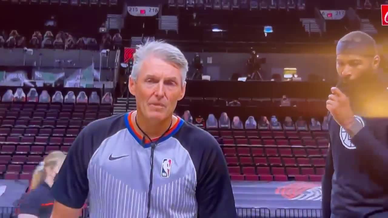 这位大家伙有点皮！考辛斯场边扮鬼脸