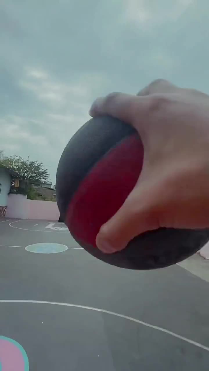 人才哈！中国模仿帝“扮演”海贼王路飞打篮球