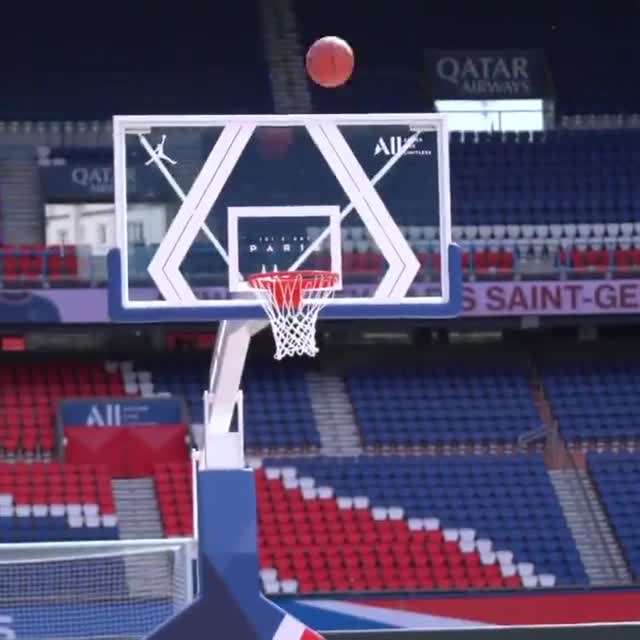 内马尔远投三分命中 比踢进球还高兴！