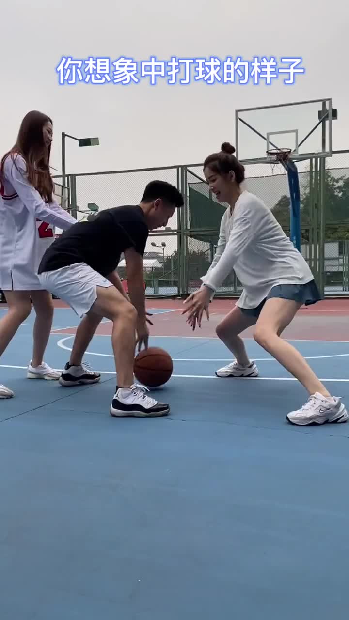 跟两位小姐姐打球 小伙子：我可以从早打到晚