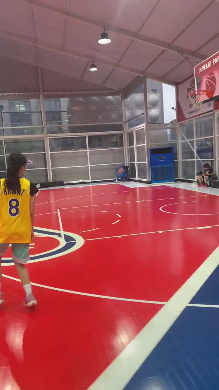 这准度吊打吧里95%男同胞吧？8号妹纸绕三分线投篮连续飚中