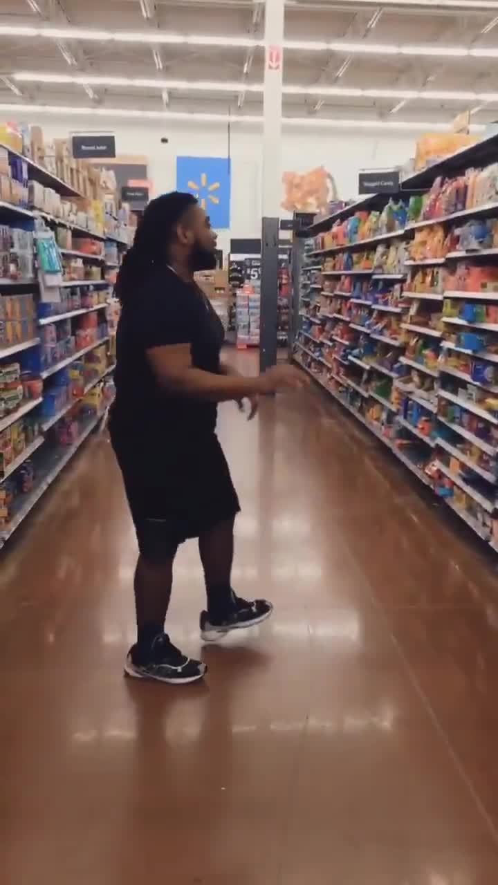 你中枪了吗？公共场合随时做出篮球动作