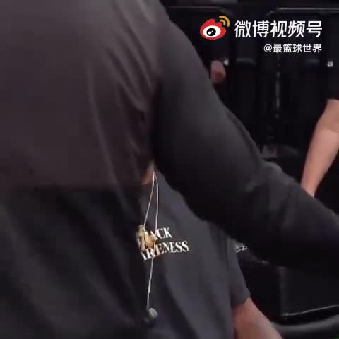 好好养伤！欧文场边为队友们加油