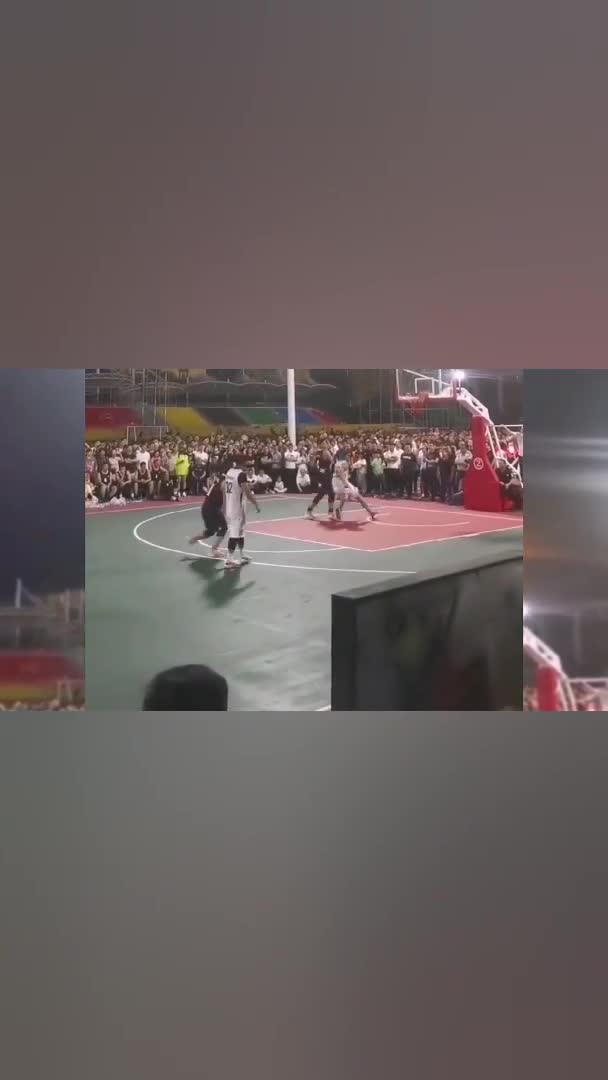 原因是垃圾时间进球+喷对方？民间野球场一起冲突摩擦