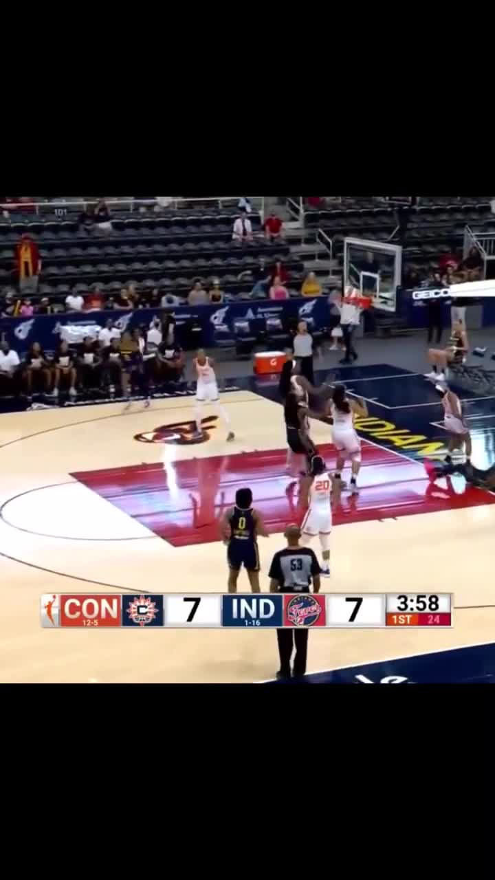 一位WNBA球员打球 这几回合有没有米切尔的感觉？