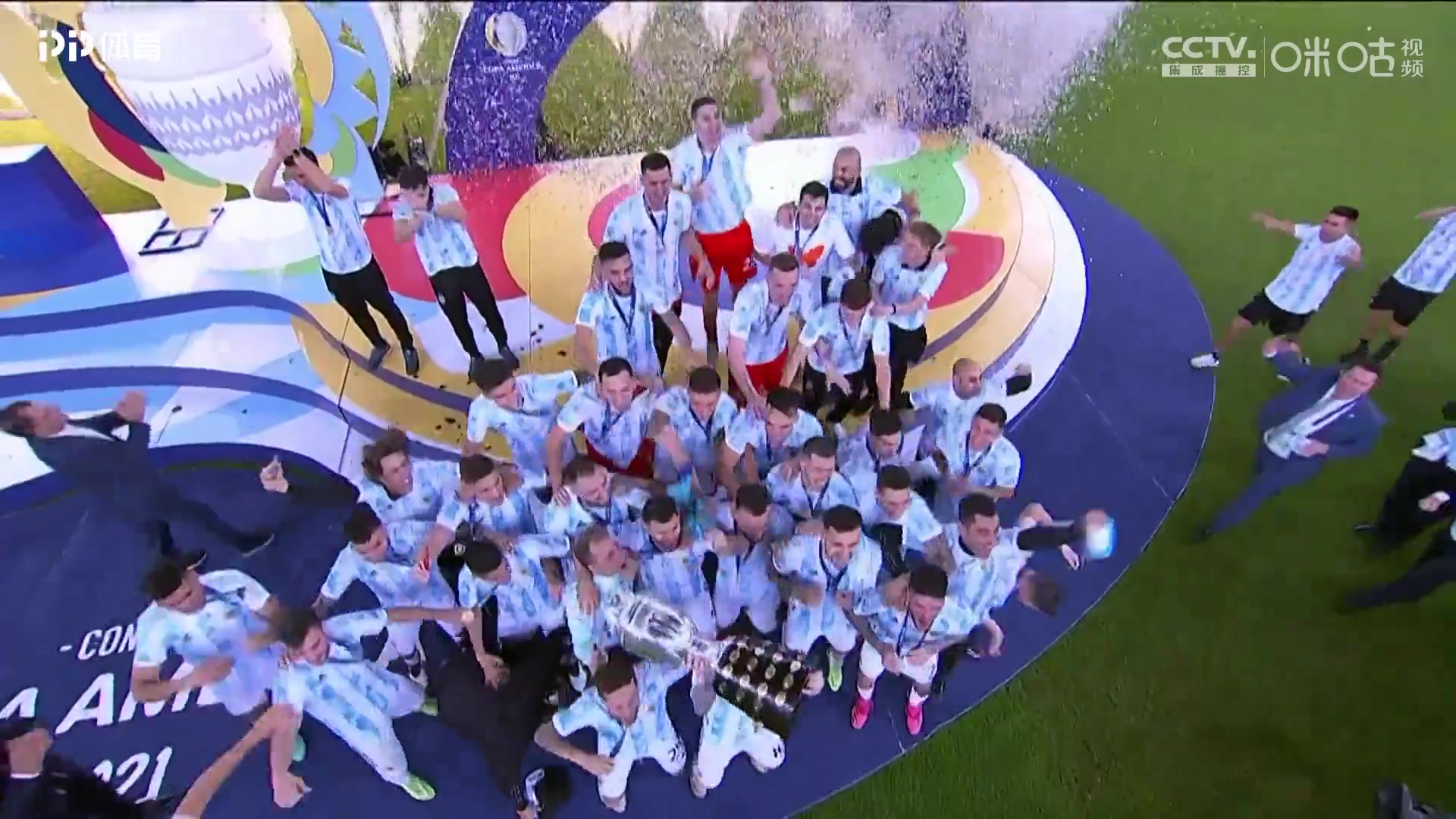【颁奖仪式】詹俊：梅西是冠军！阿根廷是冠军！
