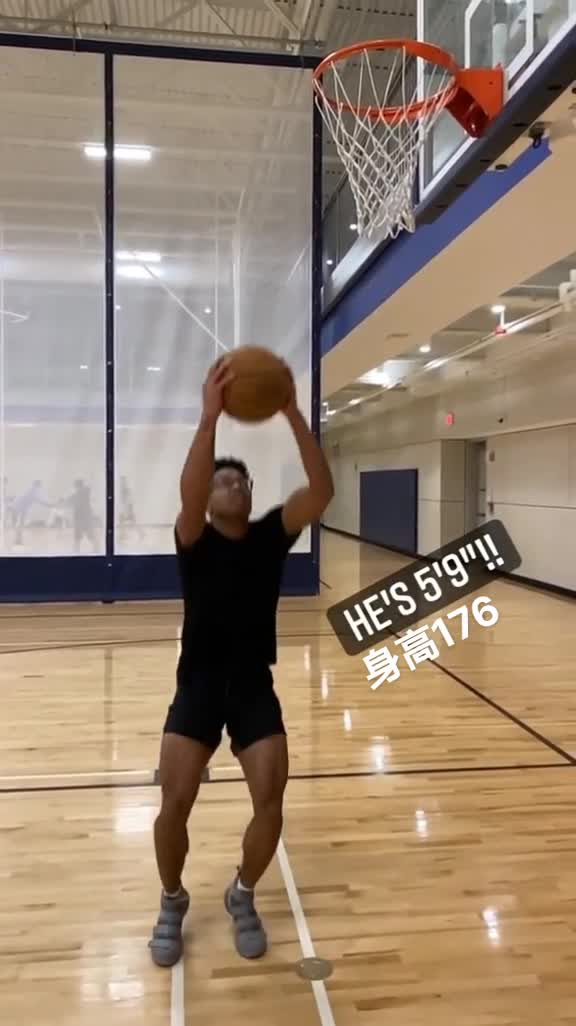 他身高1米76 却能上演原地起跳胯下换手暴扣！