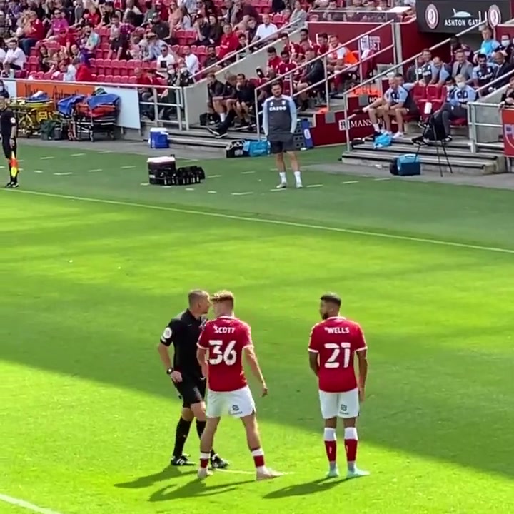 英超主裁弗兰德被调侃，向观众出示黄牌