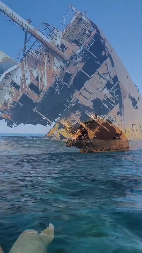 海面上废弃的巨轮