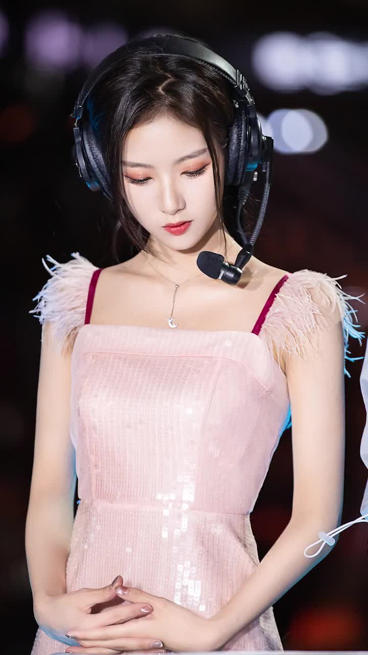 和平精英解说小游:电竞少女上班时 vs 下班后