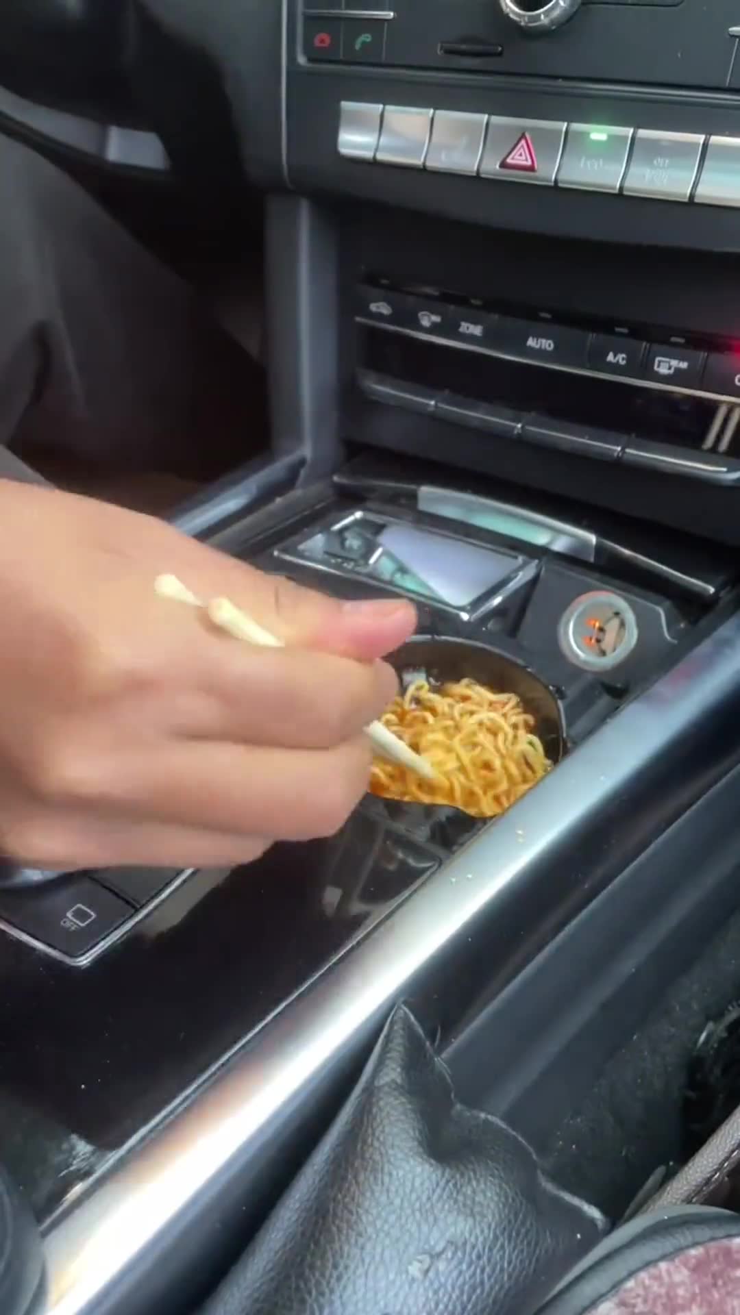 车上这么吃泡面你能接受吗