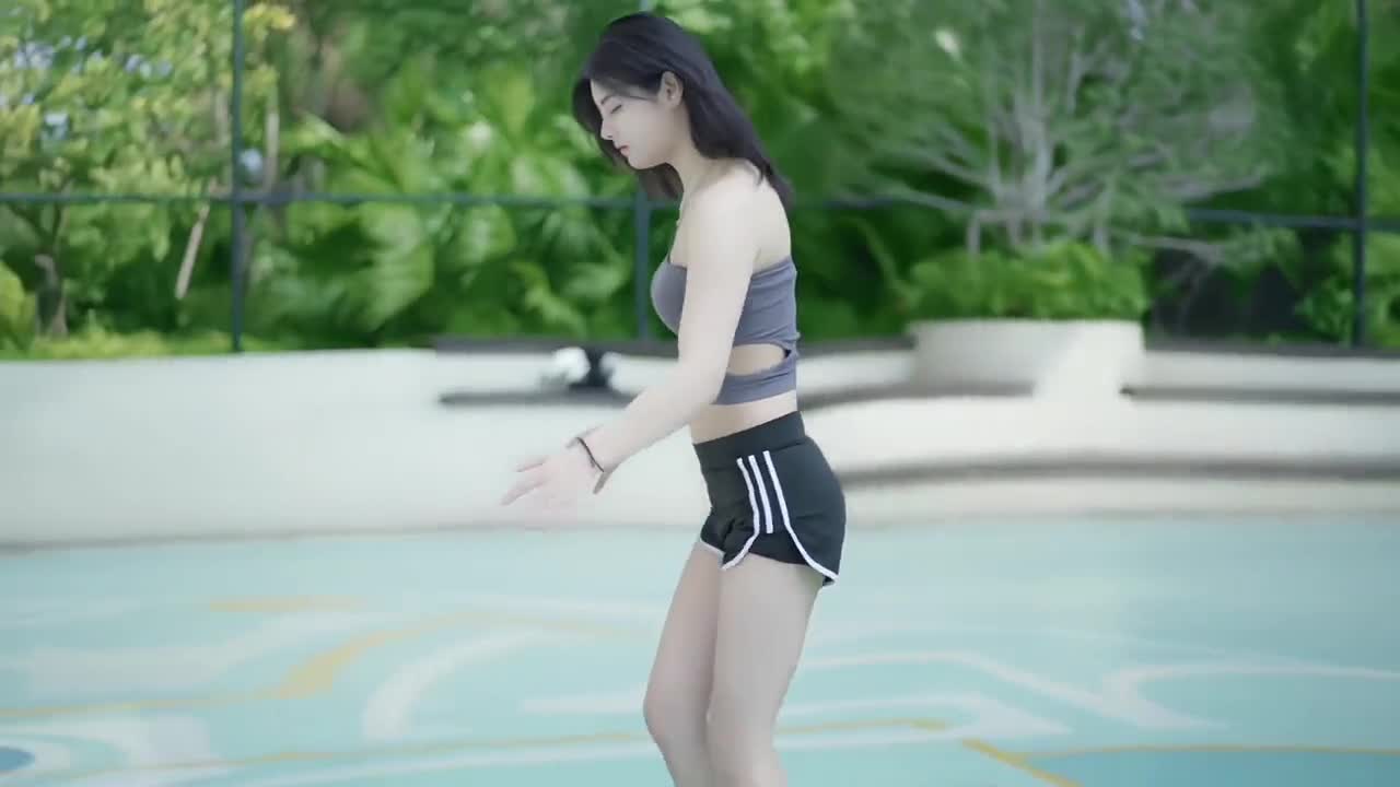 这运球的动作...妹纸又到球场摆拍了