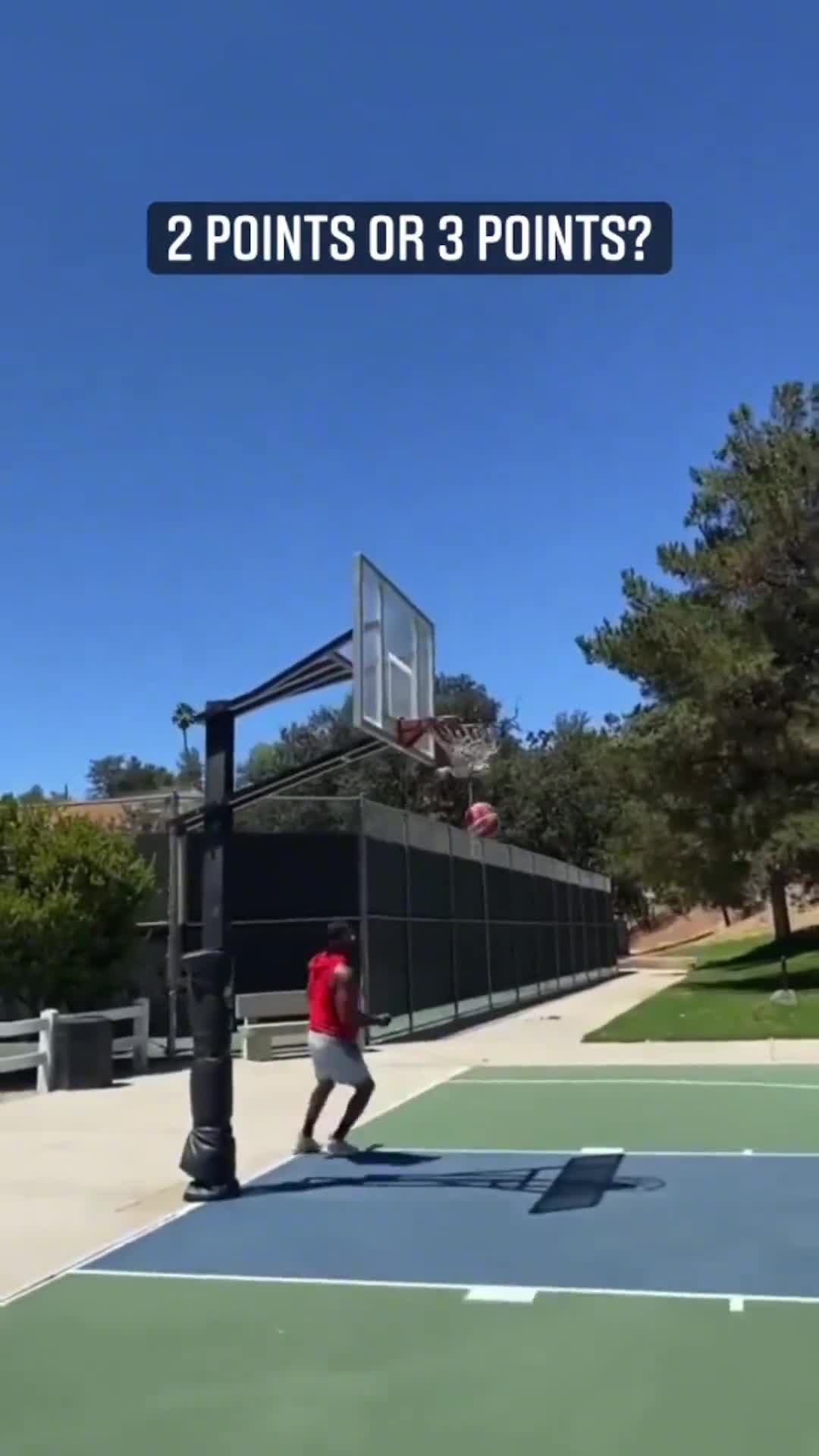 这个球算三分吗？小哥们为此还争执起来