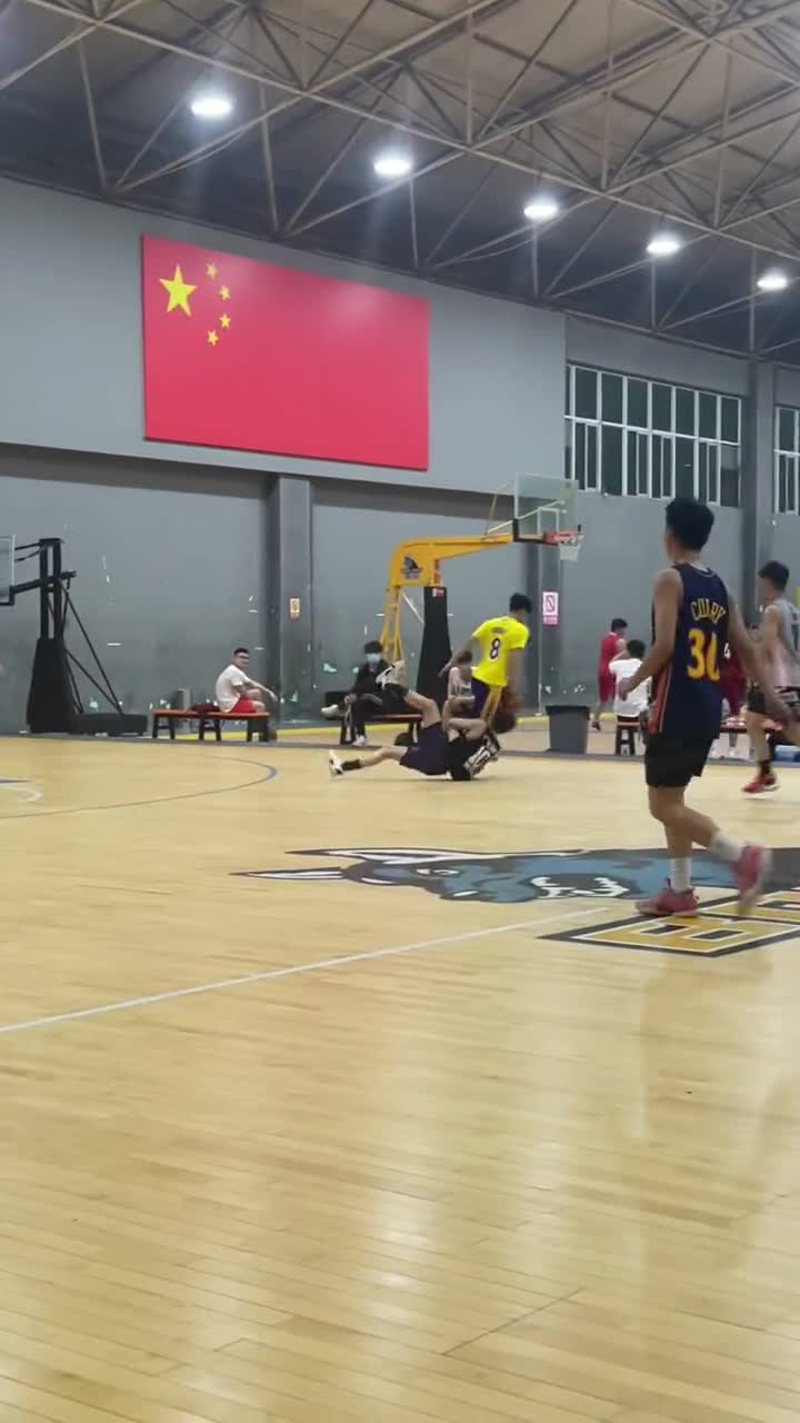 很危险的样子！回南天你敢打球吗？