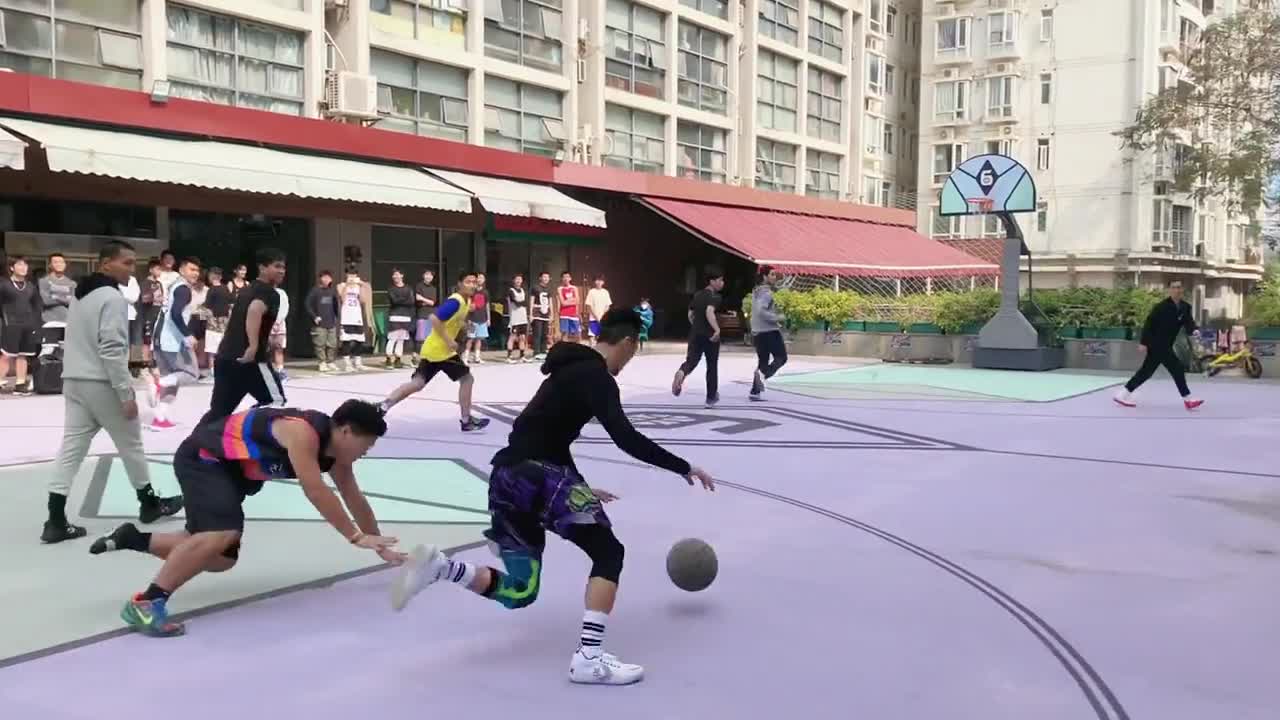 哇靠！这运球过人什么水平？