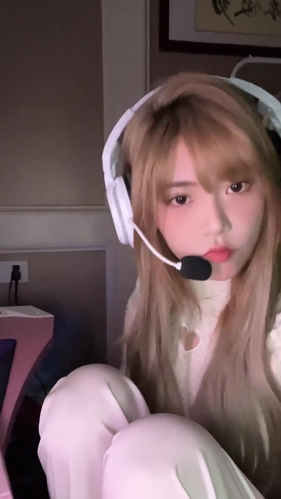 周淑怡:游戏输了亲一下好不好