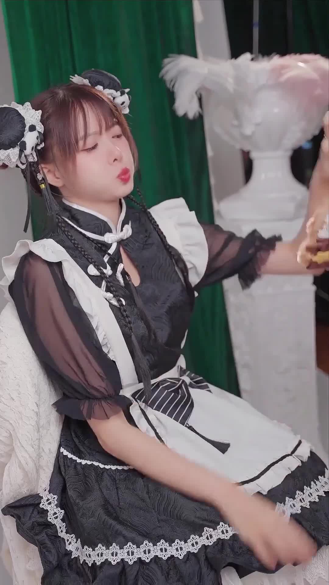 扎上丸子头的骆歆,还有点小可爱