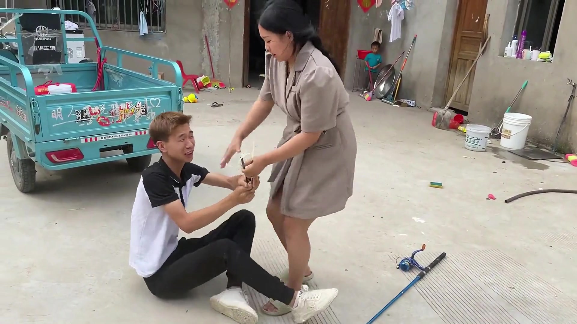 钓鱼被老婆抓名场面-直播吧zhibo8.cc