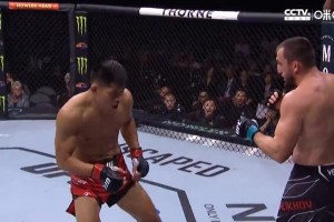UFC格斗之夜：李景亮TKO“散打沙皇”穆斯里穆，展示国旗怒吼庆祝