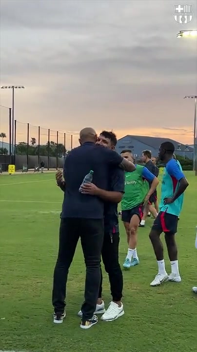 来巴萨训练场探班的两位名宿