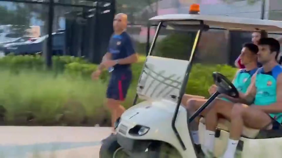 带带新人！皮克载新援莱万兜风