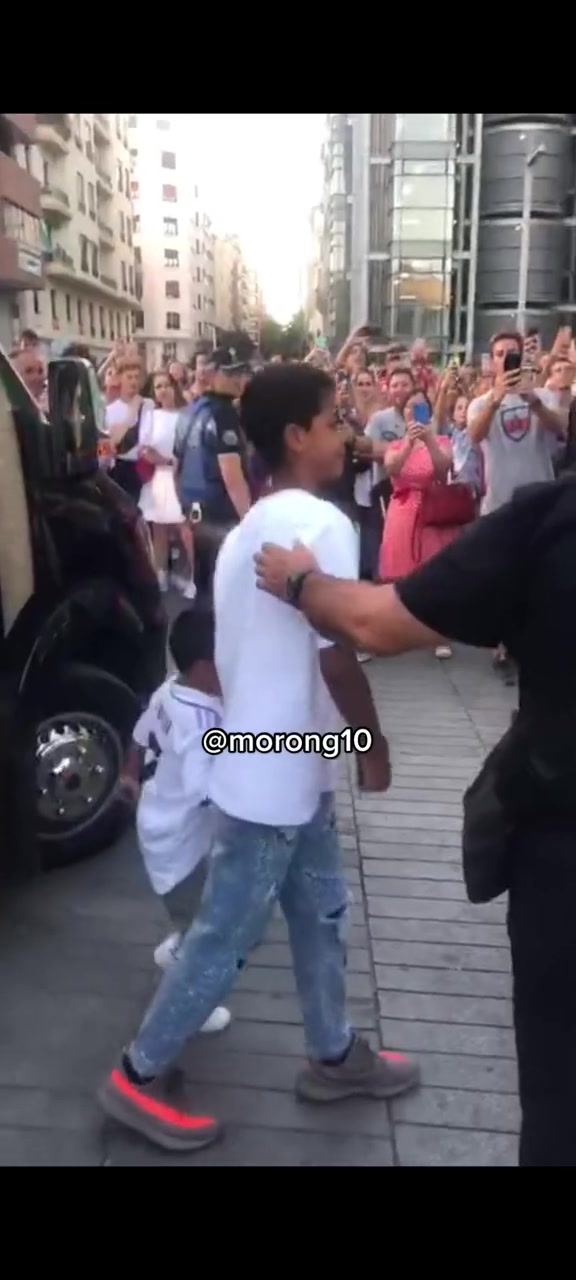 C罗小儿子穿着皇马最新7号球衣