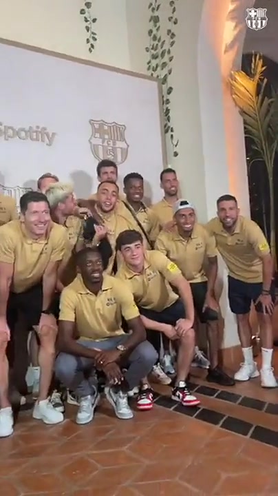 这是组队去蒸桑拿吗？巴萨全队派对合影