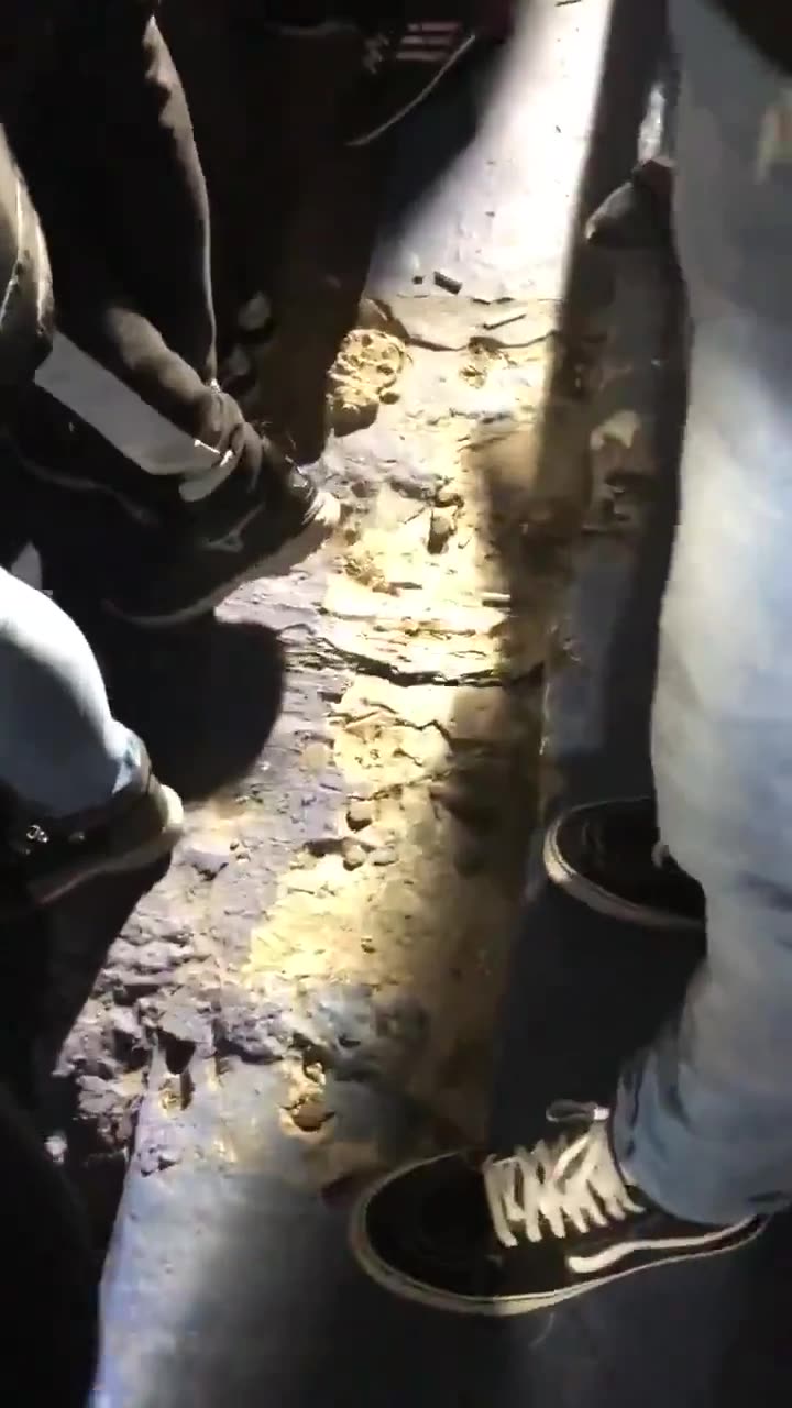 看台断裂也挡不住球迷们的热情