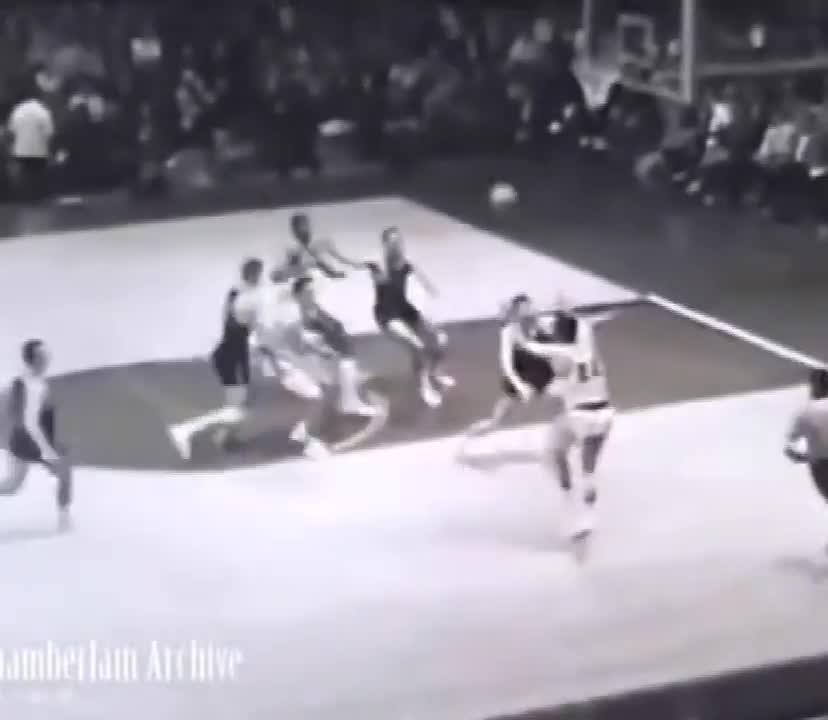 这身体素质别人还玩个！看看张伯伦大学时期是怎么打球的