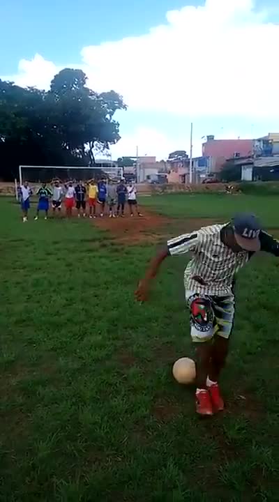 就问牛不牛吧！脚后跟主罚任意球破门