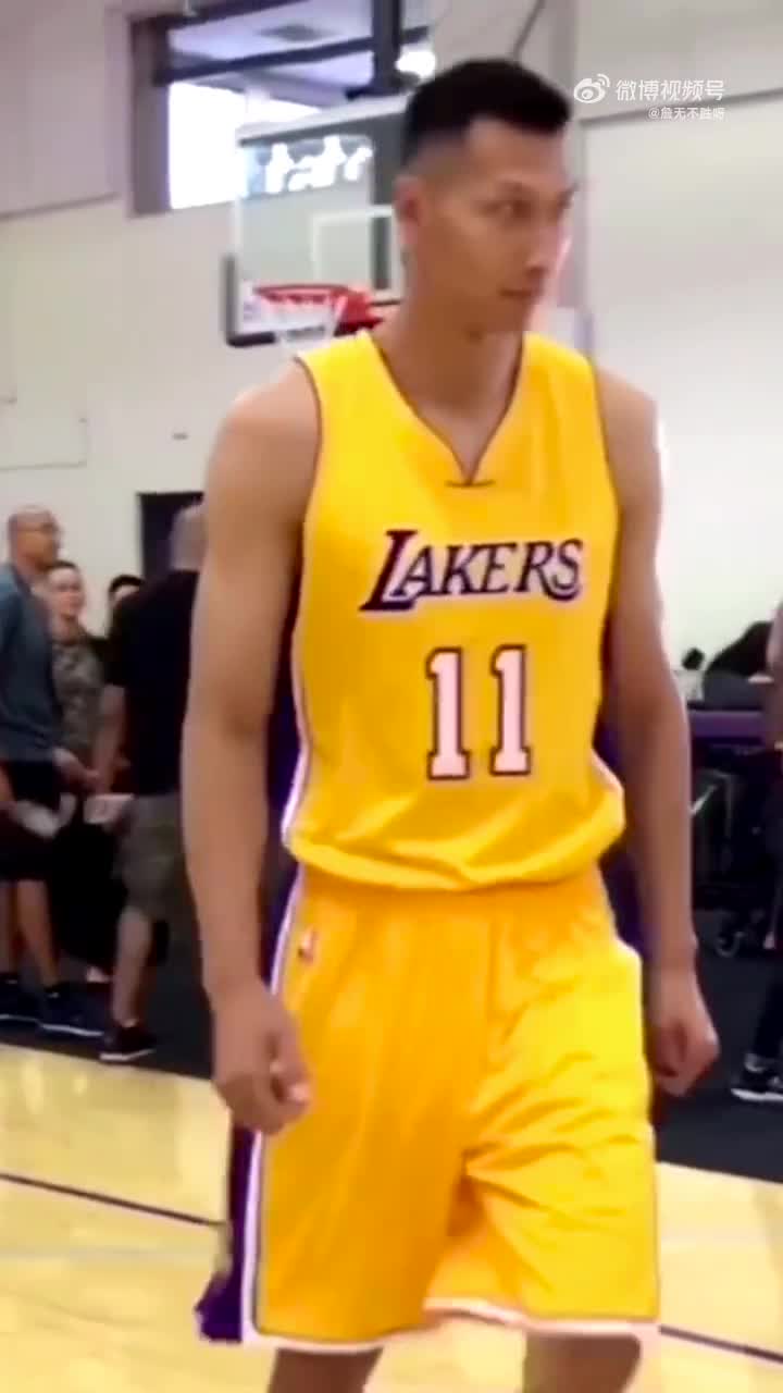 当年要是留着该多好！易建联16年穿湖人球衣参加发布会