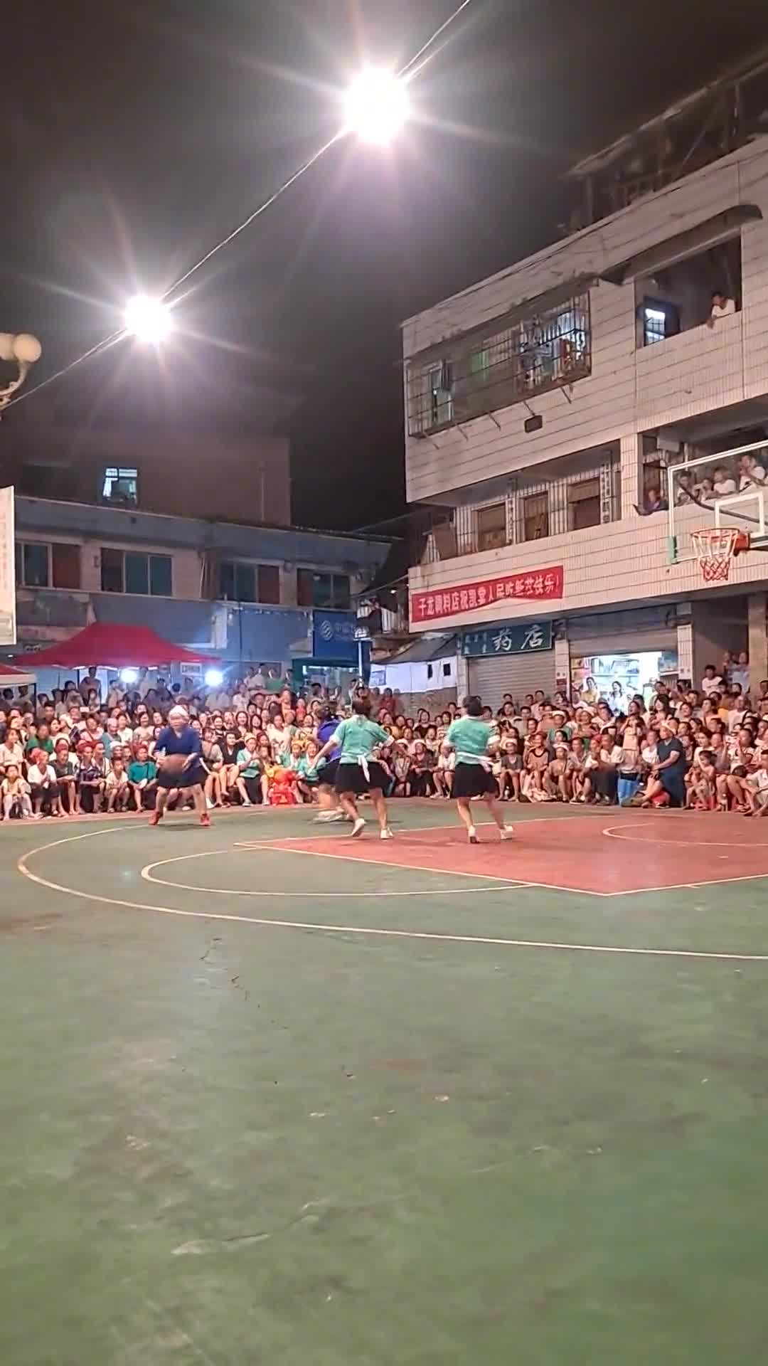 这是打的篮球还是橄榄球呀