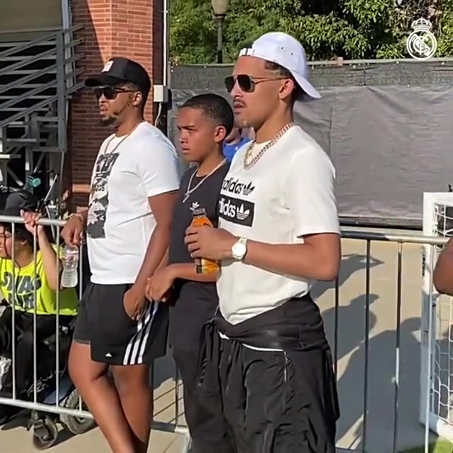 视察？“纽约市长”吹杨认真观摩皇马训练