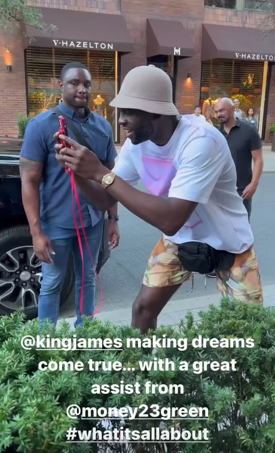 詹姆斯与粉丝合影 追梦帮忙拍照