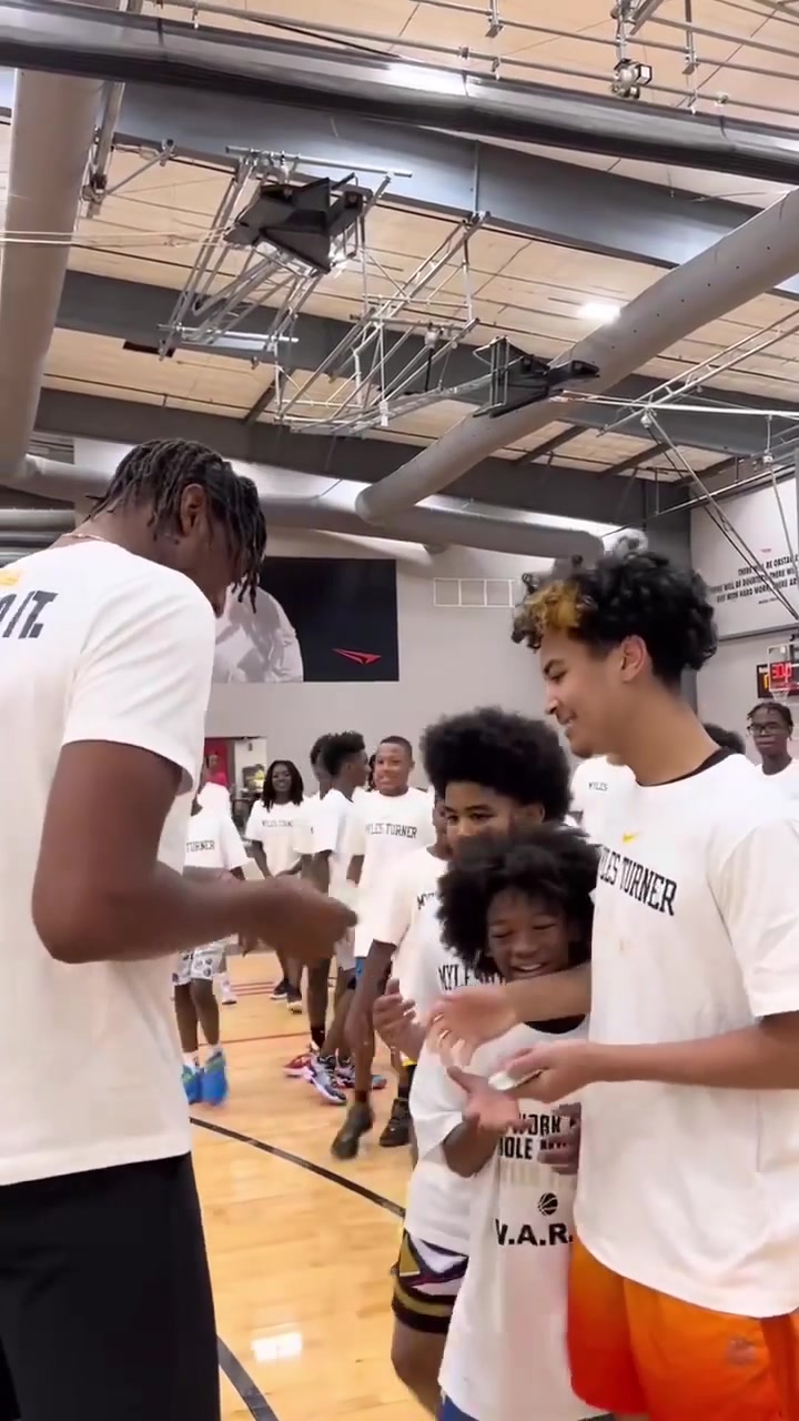 训练营小朋友单挑击败特纳赢得500美元