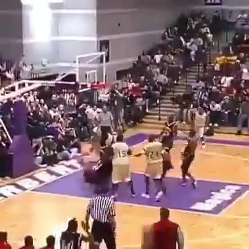 简直降维打击！看看詹姆斯高中时期如何制霸全场