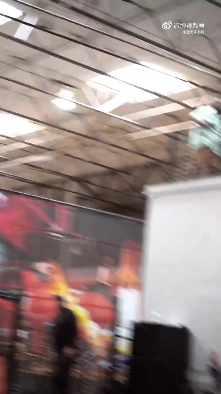 这个逼装得可以！沃尔在场边连续投进超远三分！