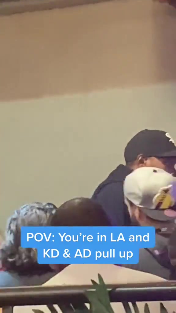 两年前的事了吧？今日有网友晒本西+浓眉+杜兰特在洛杉矶